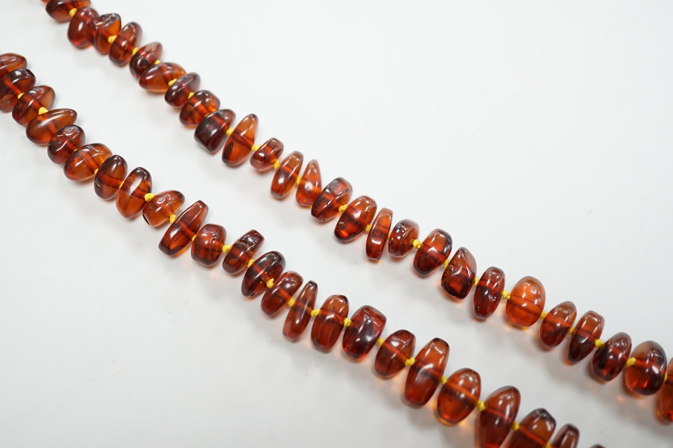 A single strand graduated amber bead necklace, 58cm.